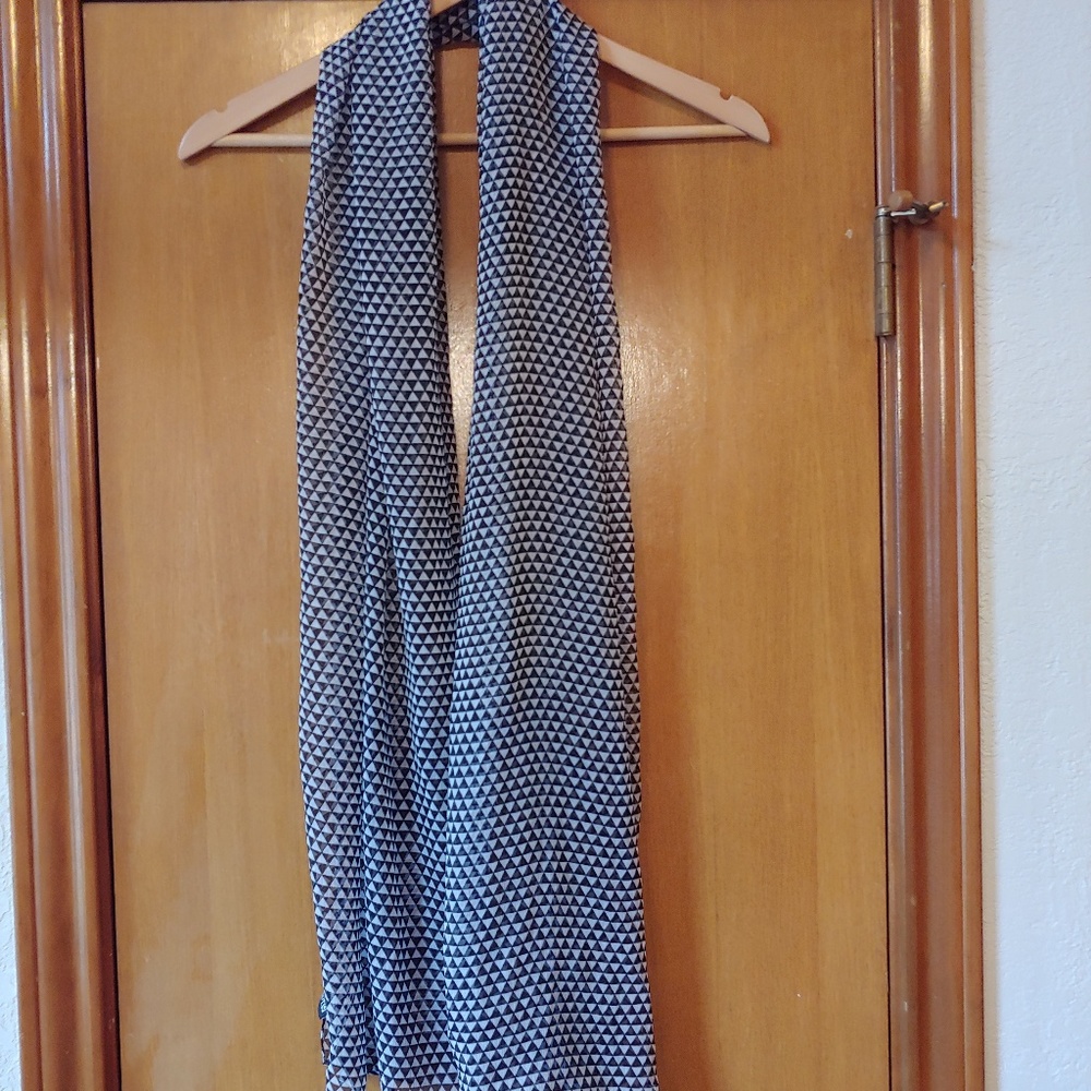 APT9 black and white scarf - Picture 2 of 3